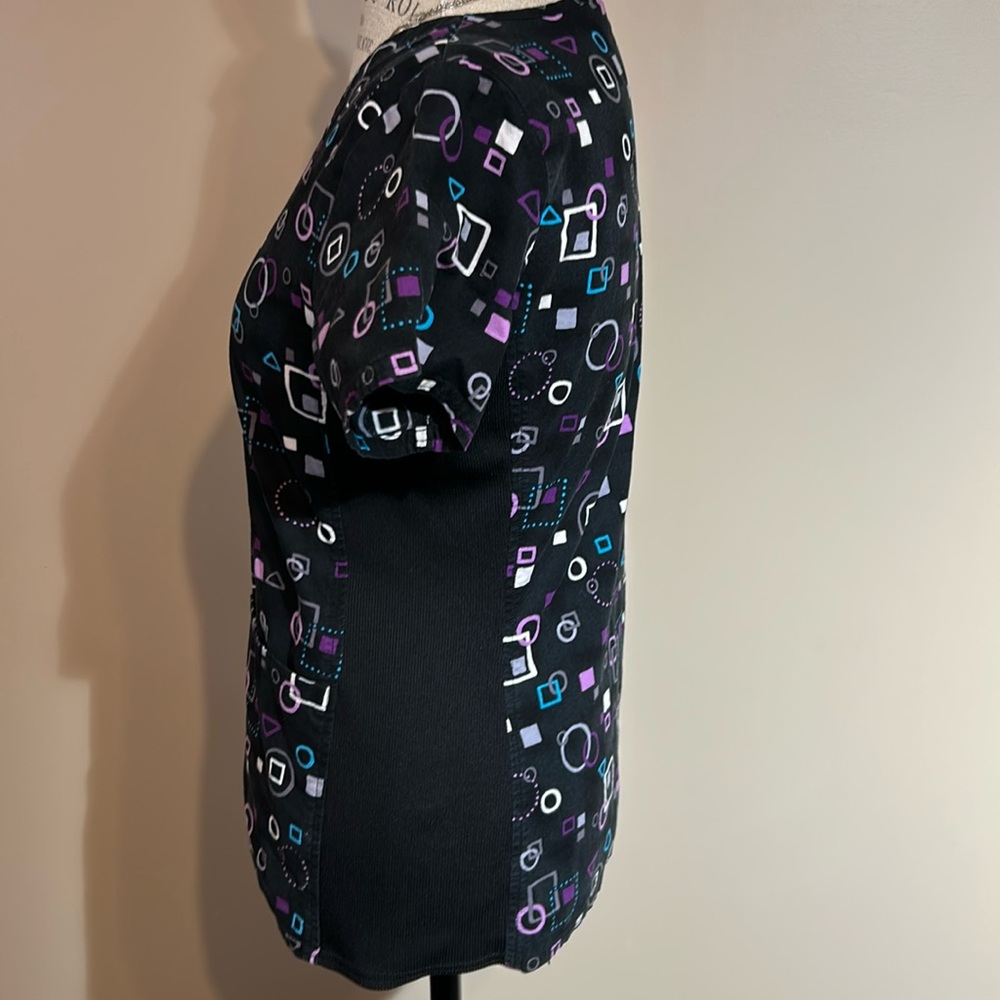 Geometric Pattern Scrub Top - Picture 4 of 8